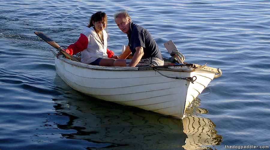 081230_Mai_Laurie_indinghy_approaching_900x500_opt8ADV.jpg