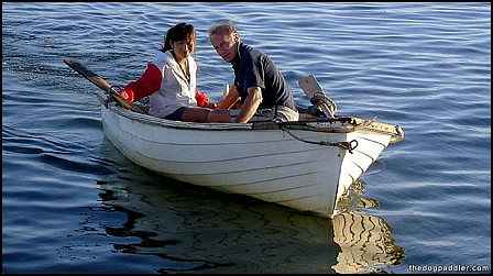 081230_Mai_Laurie_indinghy_approaching_900x500_opt8ADV.jpg